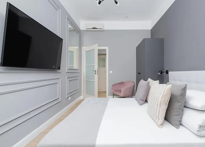 4 Bedroom Apartment - Main Square